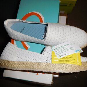NIB 9M BARETRAPS WHITE YESENIA REBOUND TECHNOLOGY SLIP ON LOAFER FLAT SPORTY